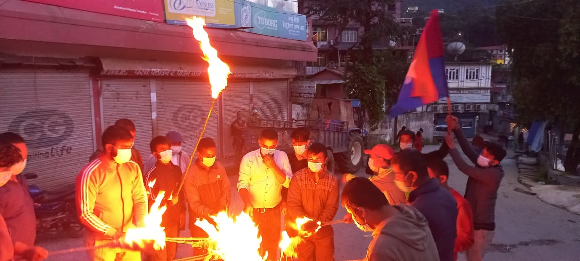 सर्वोच्चको फैसलाको विरोधमा ओली पक्षीय युवा संघद्वारा गुल्मीमा प्रदर्शन (तस्वीरहरु)